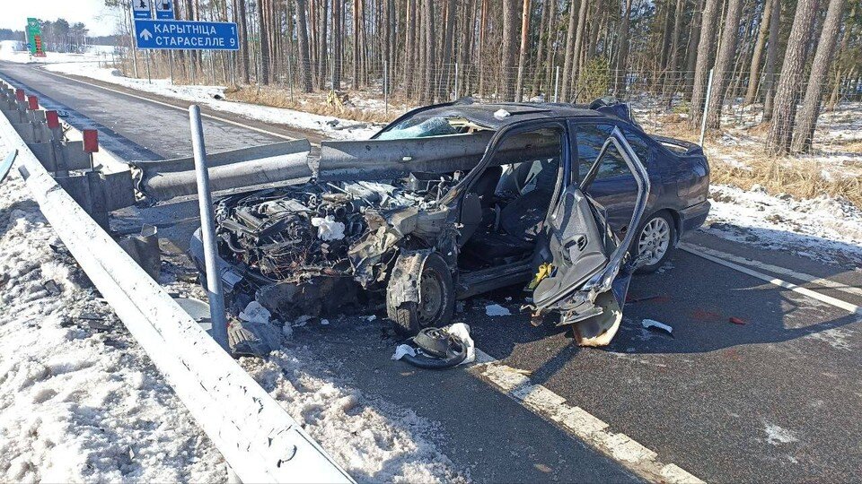     Под Белыничами 52-летний водитель врезался в дорожное ограждение, которое насквозь пробило авто. Фото: телеграм-канал Милиция Могилевщины