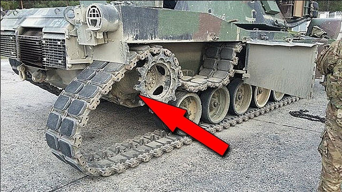Гусеница сбита движение невозможно. Гусеница сбита. Гусеница сбита. Гусеница сбита движение невозможно mp3. Обзор сбития гусеницы в танки.