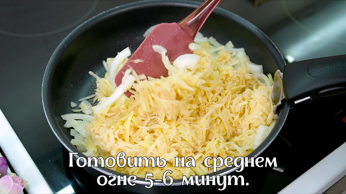 Готовим вкусный обед для всей семьи! Просто натрите кабачок и картофель.  Очень вкусное и простое овощное блюдо на обед. | Свежие рецепты | Дзен