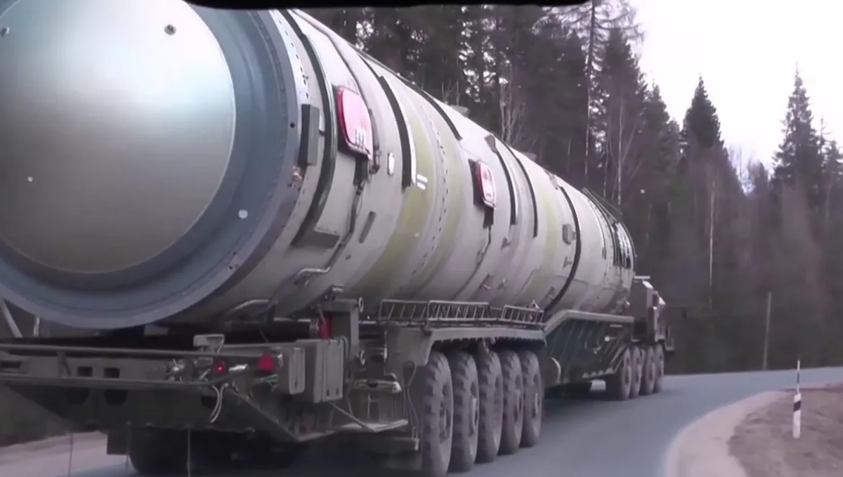 Как говорят знающие люди, первые комплексы уже поступили на вооружение дивизий РВСН под Оренбургом и Красноярском. Кадры МО РФ.