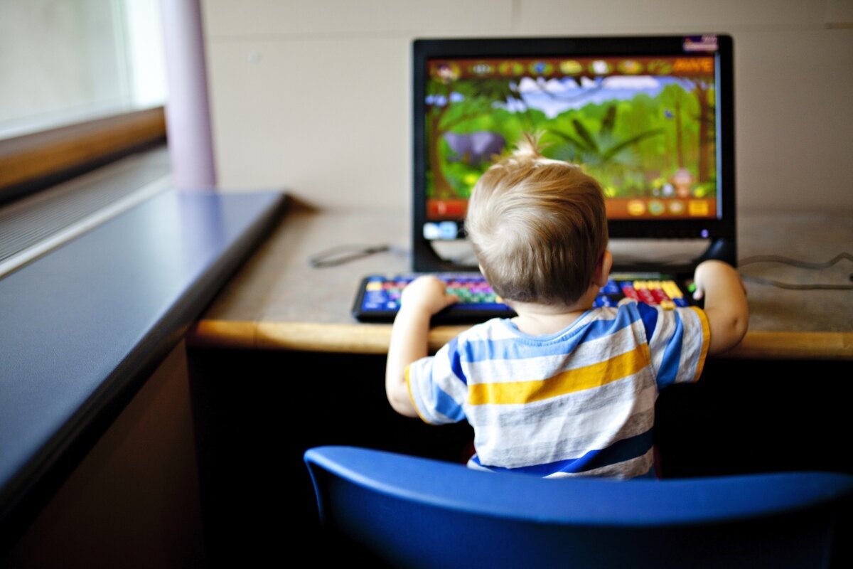 На фотографии ребенок, который занятно проводит время, играя в игру и, вероятно, расслабляется в процессе. 