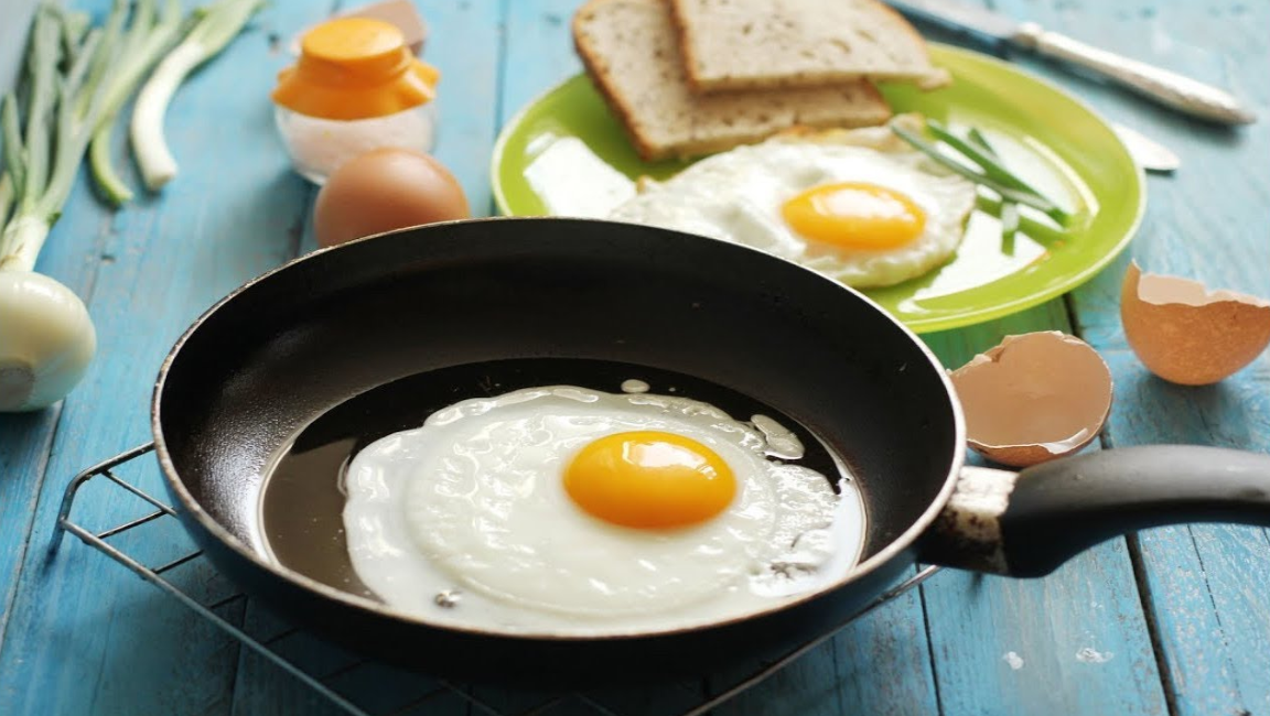Яичница в сковородке. Фото взято из открытых источников.