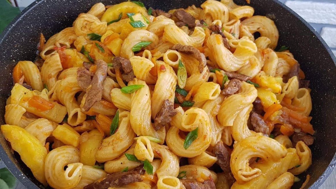 Макароны с мясом. Макароны м. Рожки с мясом.