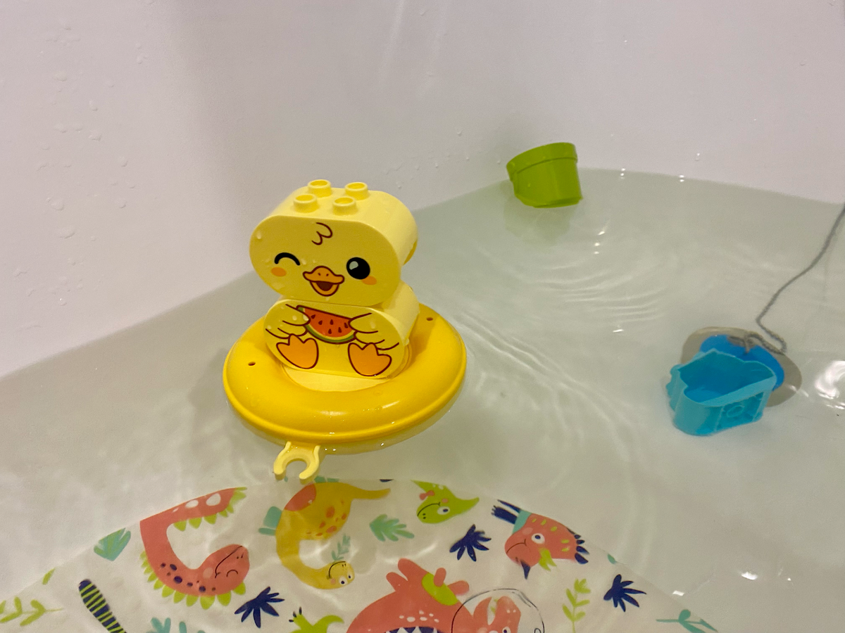 Цыплёнок, ведёрко и облачко из набора «Лего». 