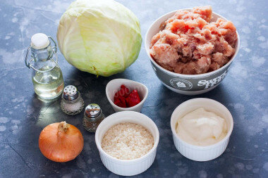 Как сделать голубцы в духовке? Подготовьте указанные ингредиенты. Фарш лучше брать домашний, смешанный. Лучше выбирать соотношения мяса по своему вкусу, у меня фарш свинина/курица. Капусту берите с плотным вилком, молодую, для другой капусты время запекания придётся увеличить. Рис я взяла пропаренный круглозёрный. Подготовьте жаропрочную форму для использования в духовке.