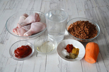 Как сделать гречку с курицей в духовке? Подготовьте необходимые ингредиенты. Для этого блюда можно брать куриные голени либо другие части курицы по вкусу. Если томатная паста очень соленая, то берите её меньше, чтобы не пересолить всё блюдо. Томатную пасту можно заменить кетчупом. Заранее включите духовку на 180 градусов.