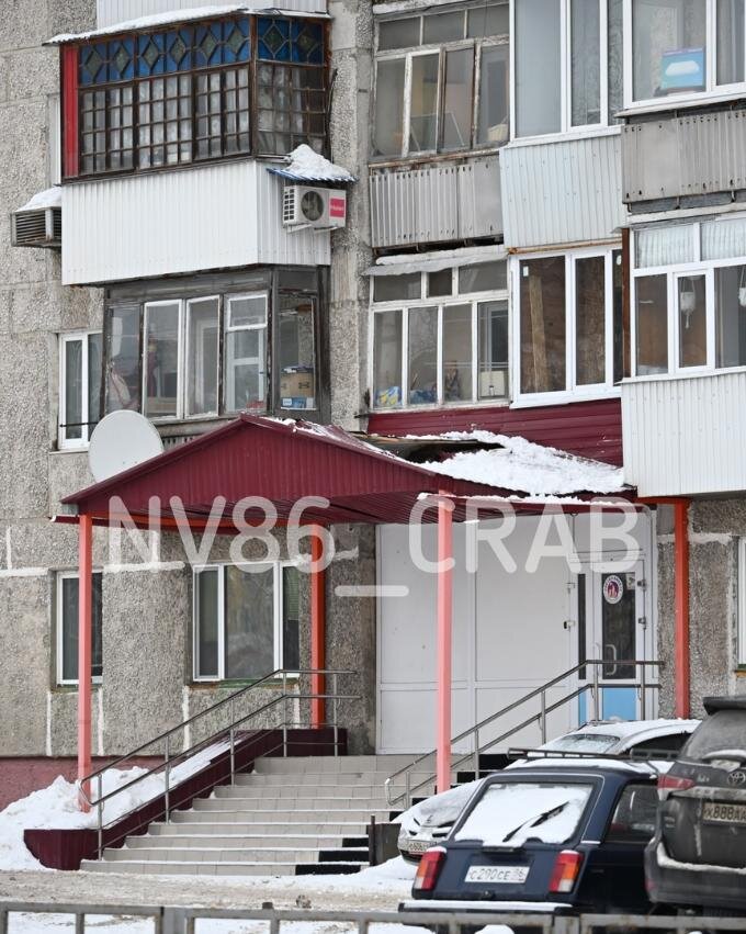    В Нижневартовске глыба льда едва не пробила козырек детской поликлиники