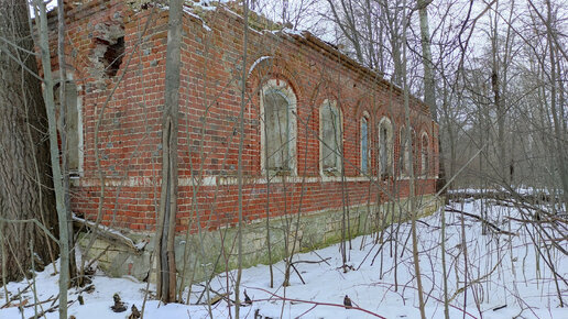 Заброшенная школа, построенная в царские времена, памятник ВОВ в селе Пятницкое. Липецкая область, Краснинский район