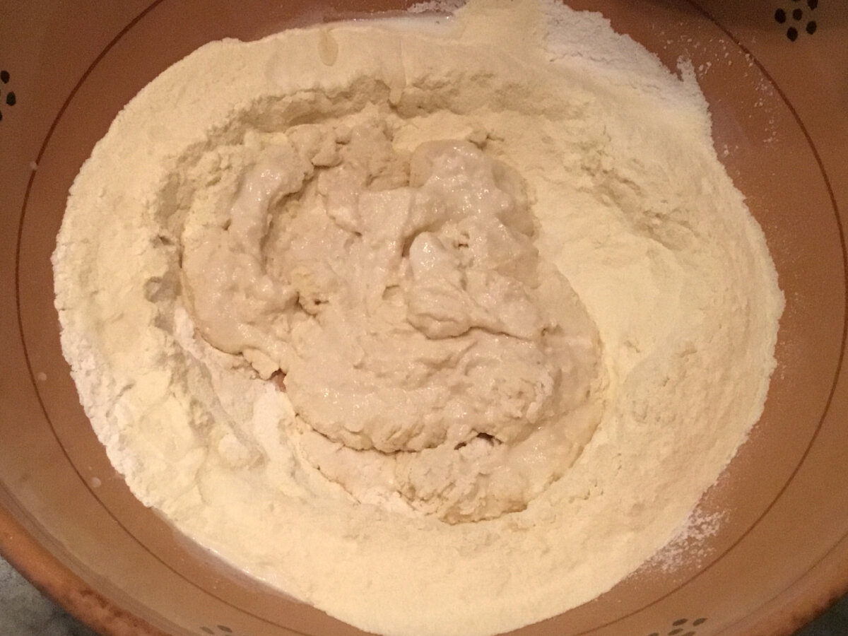 Получится вот такая мини-опара. Накроем и оставим подойти. 