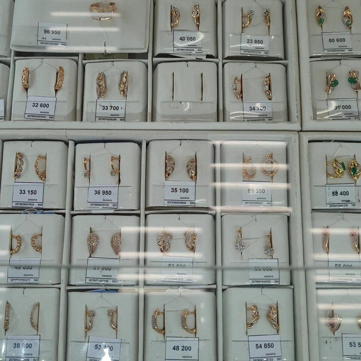 На пустом месте раньше находились серьги, на которые я копила деньги. 