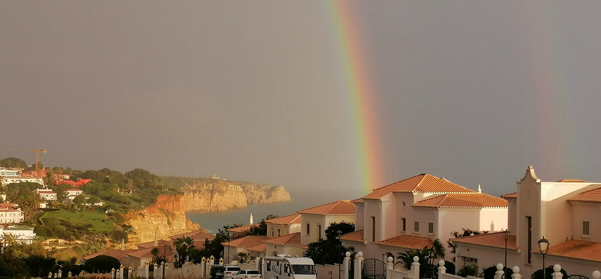 Вчера во время дождя была такая шикарная двойная радуга. Ну просто огонь