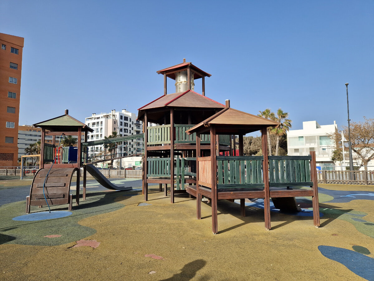 Многоуровневый маяк, тоже метров 6 в высоту