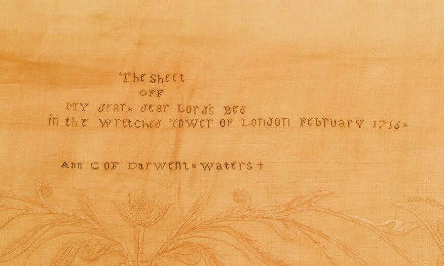 В записке говорится: «Простыня С МОЕЙ дорогой дорогой Господа кровати в убогом лондонском Тауэре, февраль 1716 г. x Энн С. Дарвент = Уотерс».