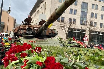    Цветы у подбитого танка РФ © Министерство иностранных дел Российской Федерации