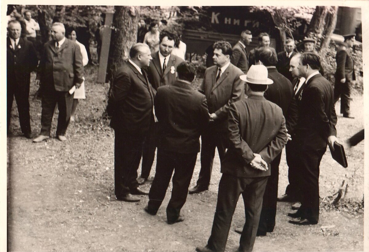 Середина 70-х. Совещание работникос сельского хозяйства. Руководители района, председатели колхозов, Герои Соц. Труда Воскобойник и Семибратов. В центре И.А. Бондаренко