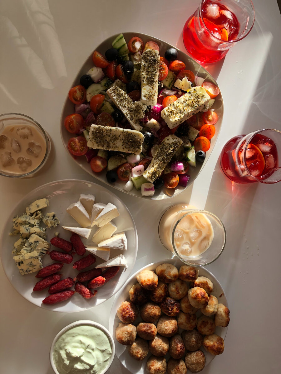 На этом красочном столе нет Чистых рос, просто он очень красочный, а мне нужна была красивая картинка😅