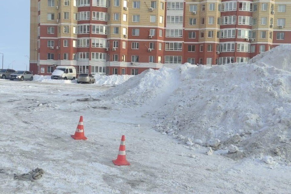     Из машины увидеть вершину сугроба и понять, что с нее кто-то катится, не всегда возможно  УМВД России по Оренбургской области