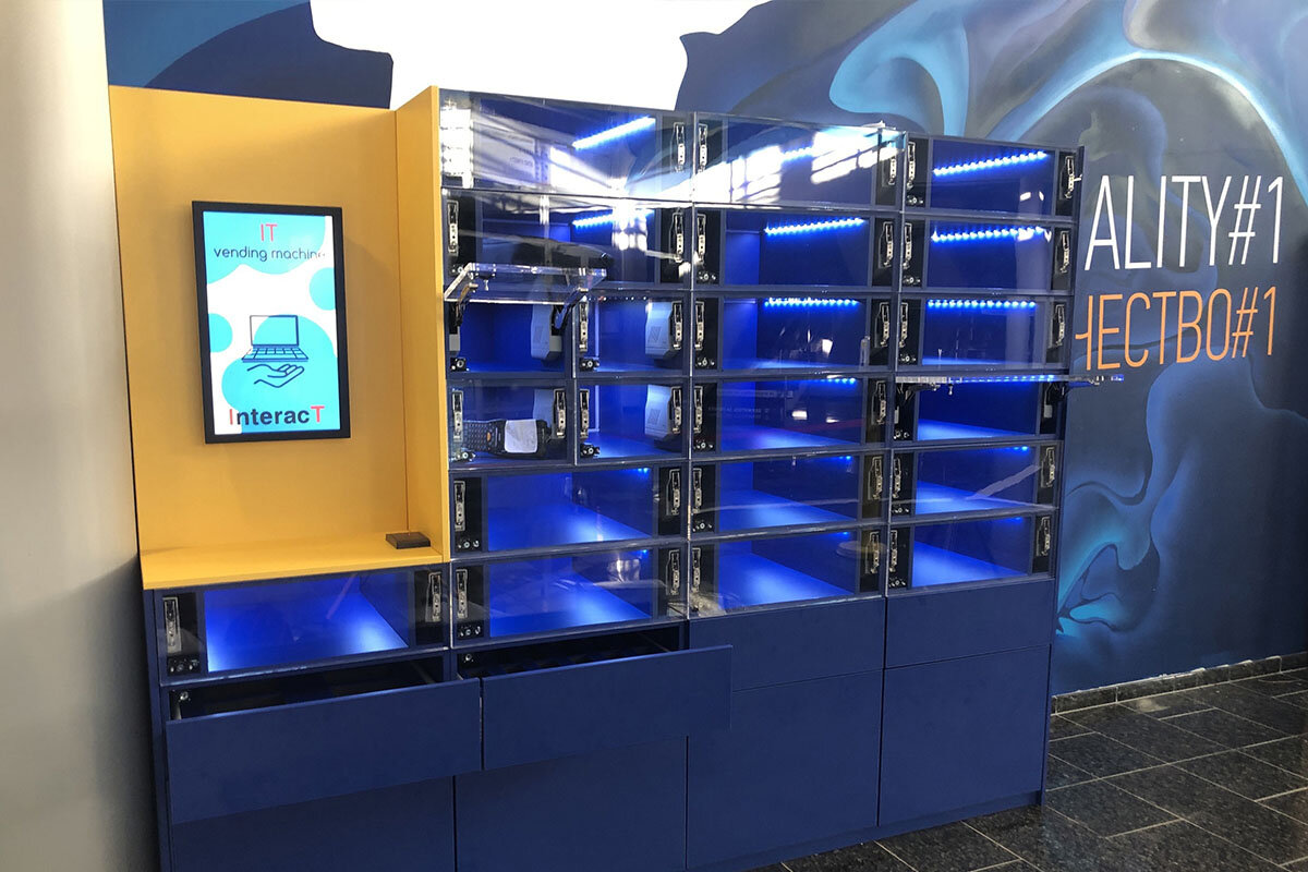 Смартлокер (или умный шкаф) — это автоматизированный терминал по выдаче и приемке вещей