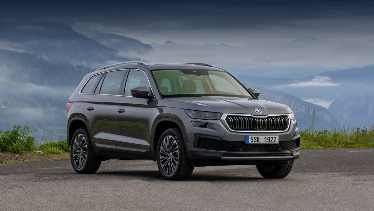 Skoda Kodiaq — совершенно новый семиместный внедорожник, призванный произвести революцию на рынке больших семейных автомобилей. Kodiaq с роскошным салоном и большим пространством — это впечатляющий автомобиль, который обеспечит вам комфортное и стильное вождение. 
Kodiaq доступен с рядом двигателей, включая мощный 2,0-литровый бензиновый и 2,0-литровый дизельный варианты. Оба двигателя работают в паре с семиступенчатой ​​автоматической коробкой передач DSG, что обеспечивает плавность хода.

Безопасность является приоритетом для Kodiaq с впечатляющим набором систем помощи водителю, таких как автономное экстренное торможение и адаптивный круиз-контроль. Kodiaq также оснащен рядом функций безопасности, включая семь подушек безопасности и активную систему капота.