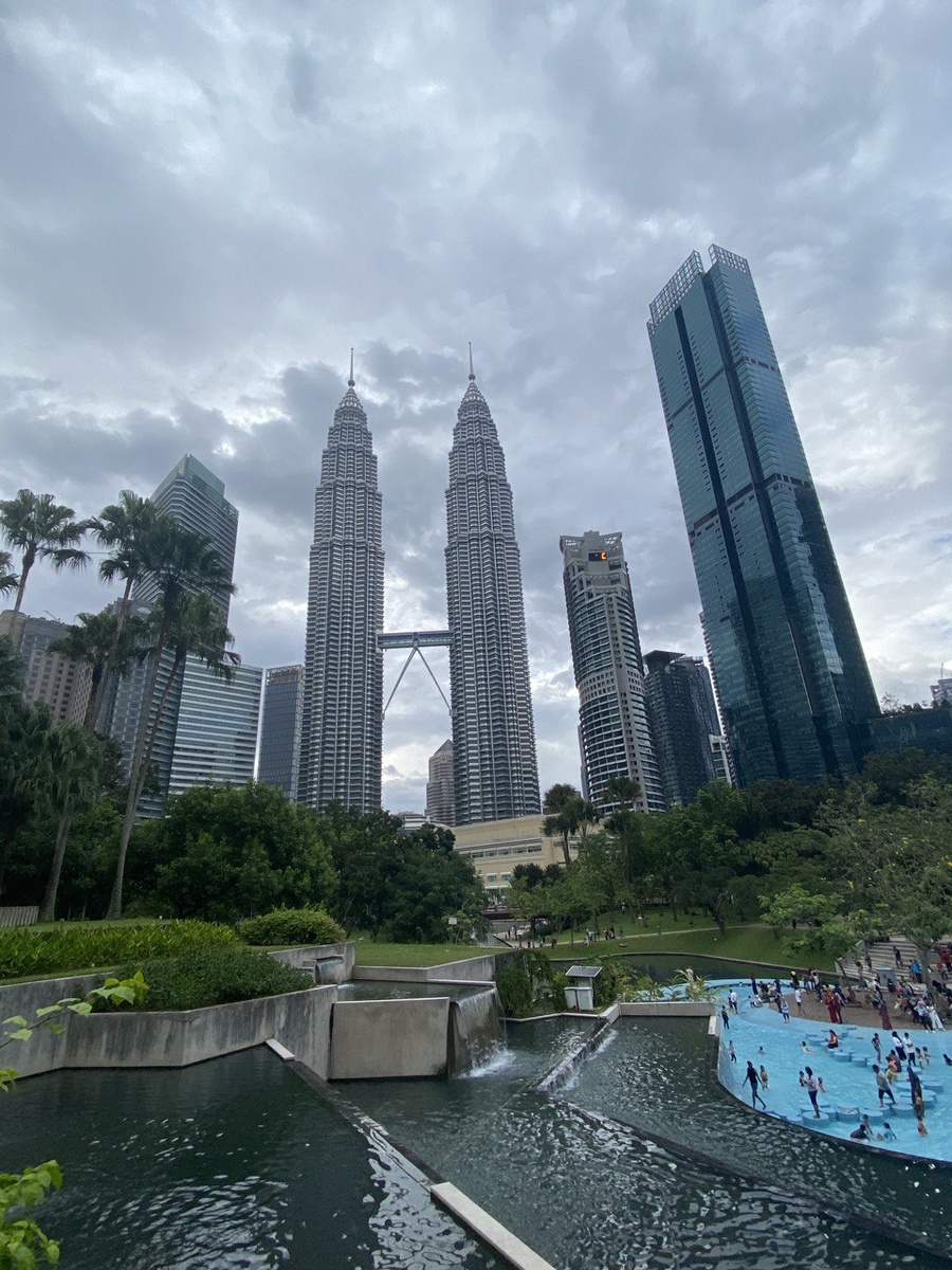 Очень классный парк прямо в центре у башен Петронас с большой детской площадкой, в которой даже предусмотрена зона типа бассейна