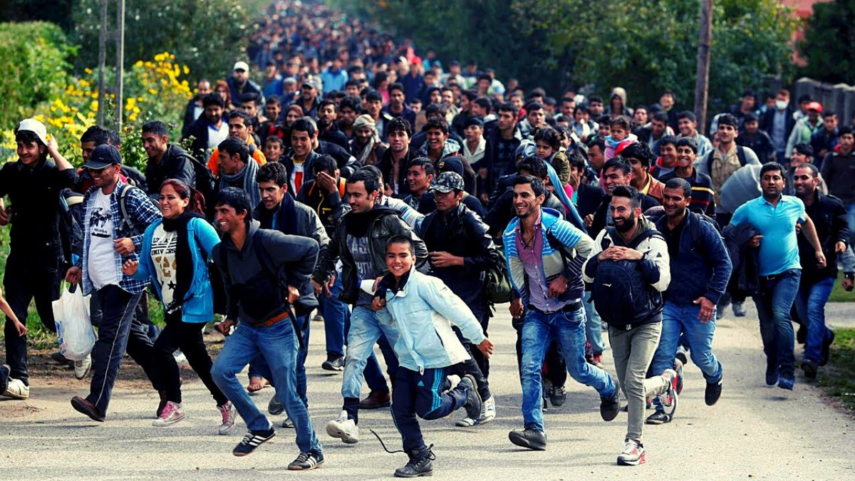 Разбегаются. Толпа мигрантов. Мигранты в Европе. Толпа беженцев. Толпа бежит.