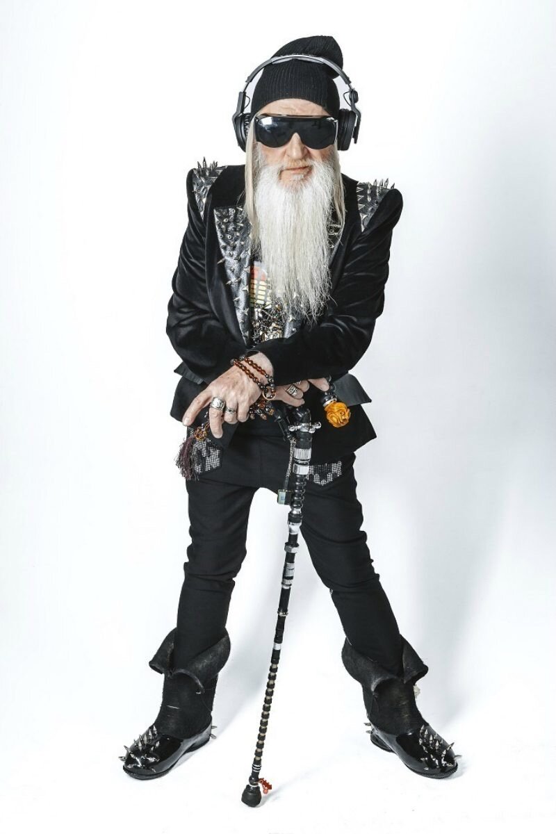 Старый мужчина привык ходить в государственные учреждения. 