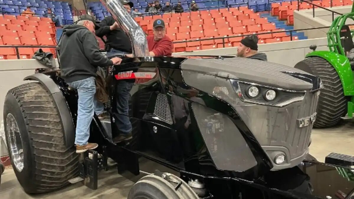 Фото: pullingworld.blogspot.com Команда гонщиков Never Giving Up Pulling готовит первый серийный Fendt 942 Vario Pro Stock к соревнованиям