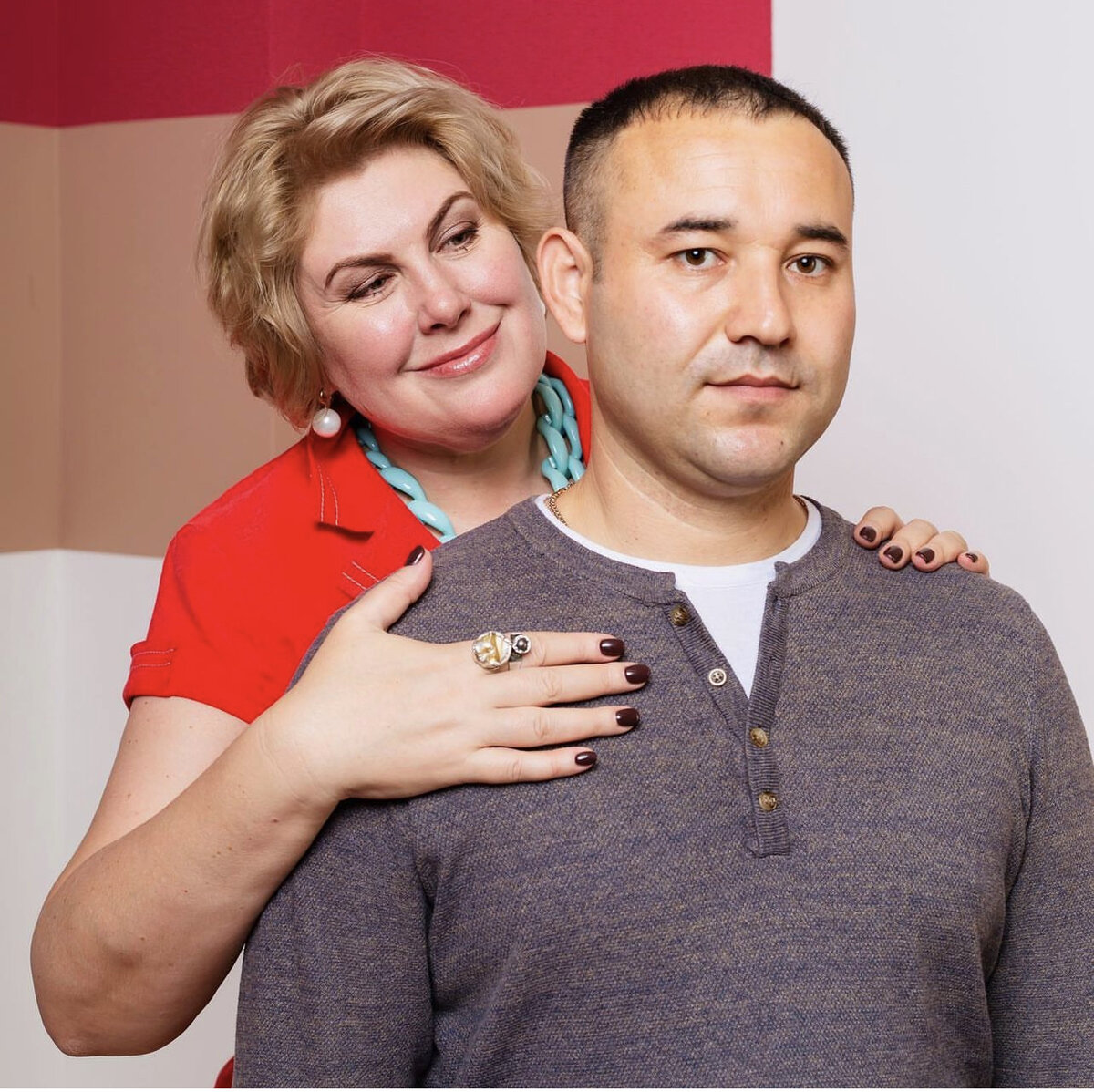 а на фото я и мой муж, который младше меня )