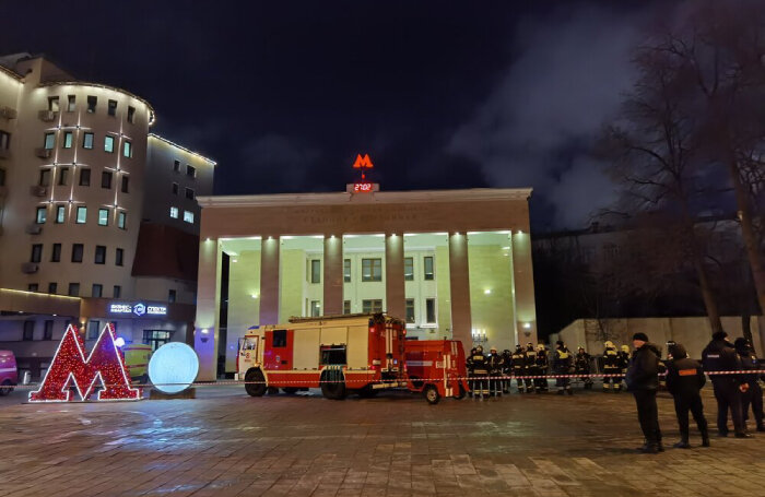    Оперативные службы у станции метро «Спортивная», где произошло возгорание вагона поезда.Агентство «Москва»