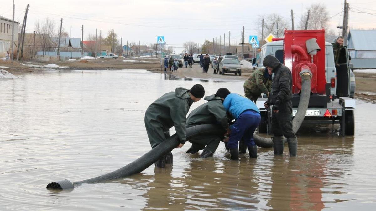    Рабочие откачивают талые воды:МЧС РК