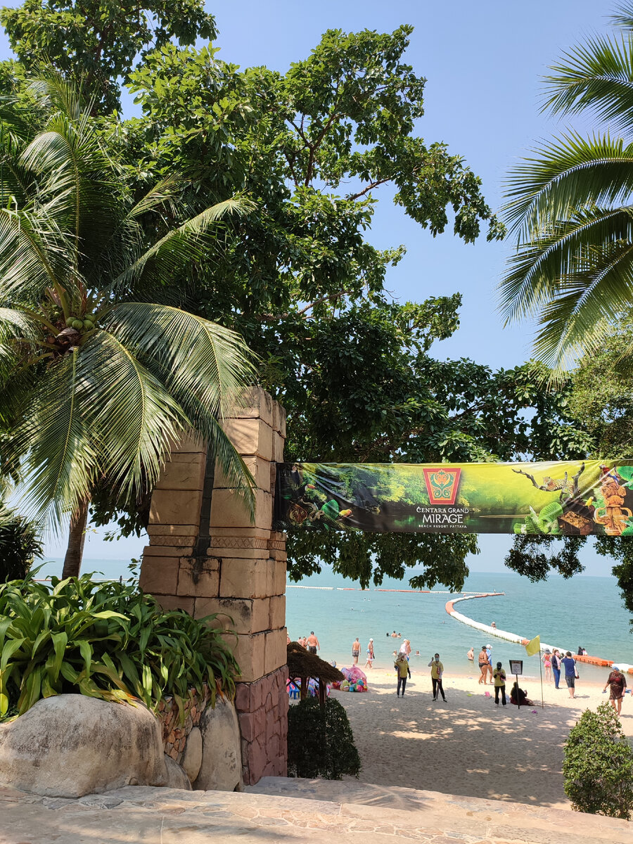 Выход на пляж к морю. Стоит охранник, чужих фильтрует ☺️ Как он запоминает?!