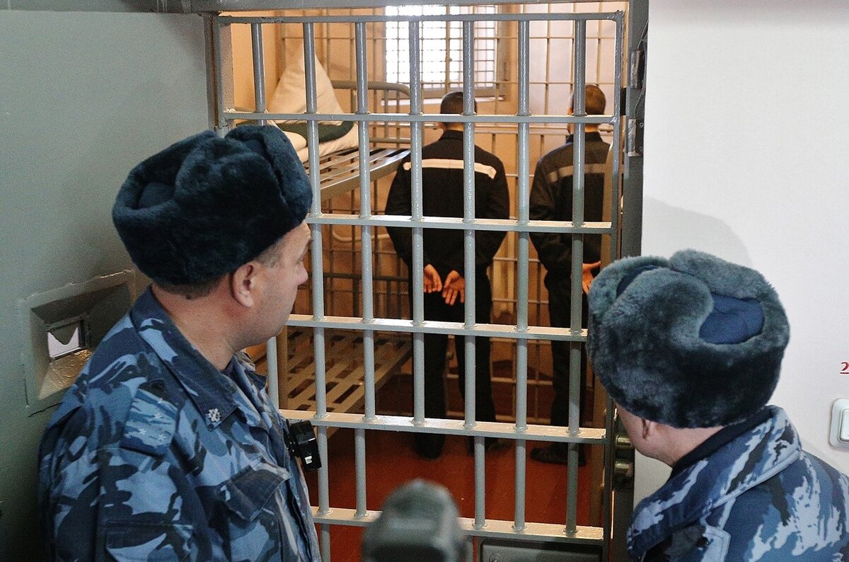 Колония исполнения наказаний. Сотрудник колонии. ФСИН тюрьма. ФСИН колония. Обыск осужденных