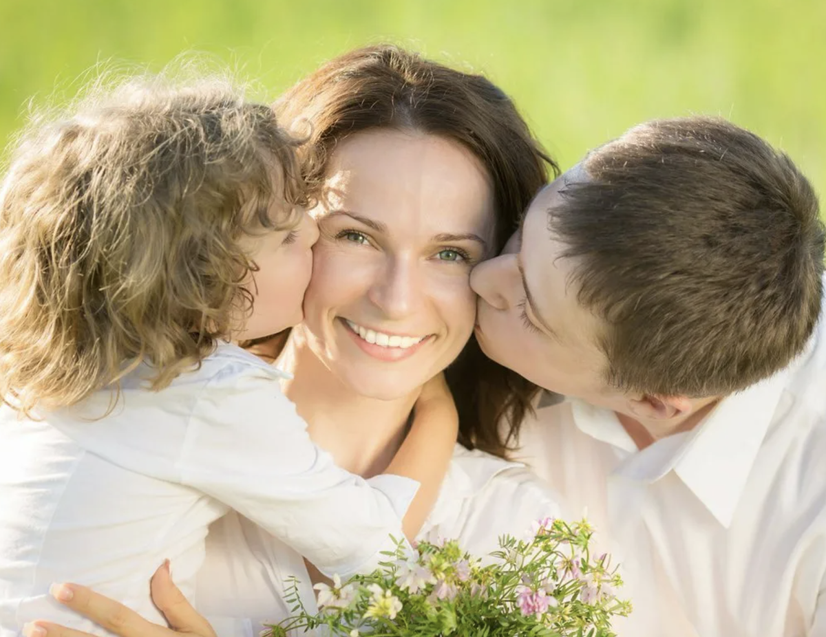 фотосессия мама и два сына. сын двух матерей. счастливая мама с ребенком. фотосессия мама и два сына. женщина с ребенком.