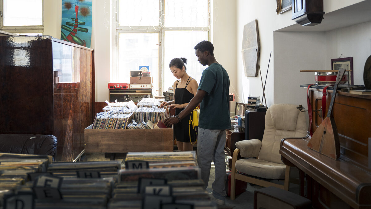    "Быстрая мода" создает избыток товаров, которые после использования превращаются в горы мусора. К счастью, есть множество организаций, направленных на решение этой проблемы.Freepik