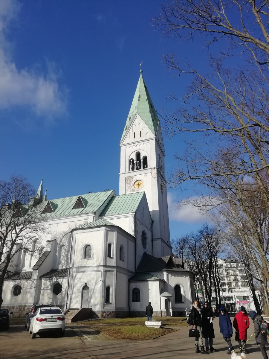 Кирха королевы Луизы на фоне голубого неба. Я всегда любуюсь и мне очень нравилось, что кирха бело-голубая. Почему-то я думала, что дело в васильках(любимые цветы Луизы). Но нет, первоначально кирха была графитово-серой. А жизнерадостный цвет появился только тогда, когда это здание отдали детям. Там сейчас театр кукол. Но грядут изменения, и кирха, скорее всего примет свой первоначальный вид. Поживём - увидим. 