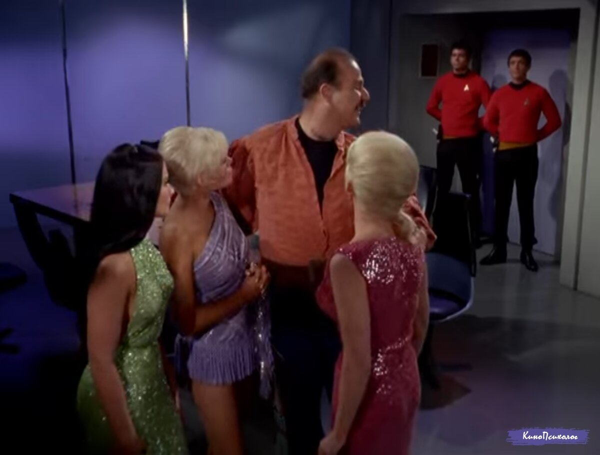 "Star trek", скриншот. Мадд и его женщины на борту "Энтерпрайз".