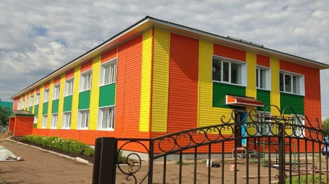     В течение этого года планируется проведение капитального ремонта в 1527 зданиях школ. Контракты на выполнение работ заключены более чем по половине объектов. До 20 марта все регионы РФ обязаны выбрать подрядчиков, которые участвуют в программе.