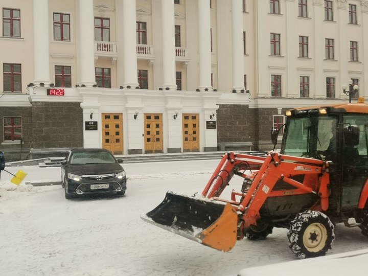     Снег убирают рядом с мэрией / Ольга Григорьева