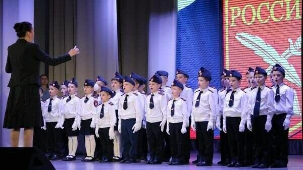     Почти полсотни учеников в присутствии своих товарищей поклялись хорошо учиться, быть честными и справедливыми, верными своему Отечеству.