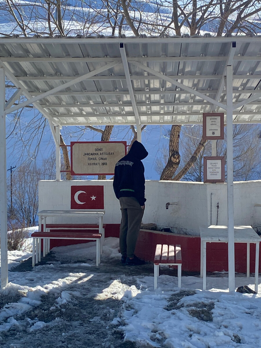 Пополняем запас воды из источника на дороге