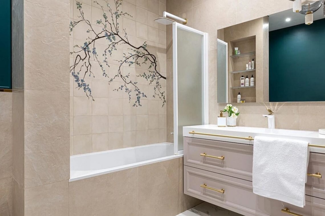 Мрамор, латунь и дерево. Просторный интерьер с изысканными деталями