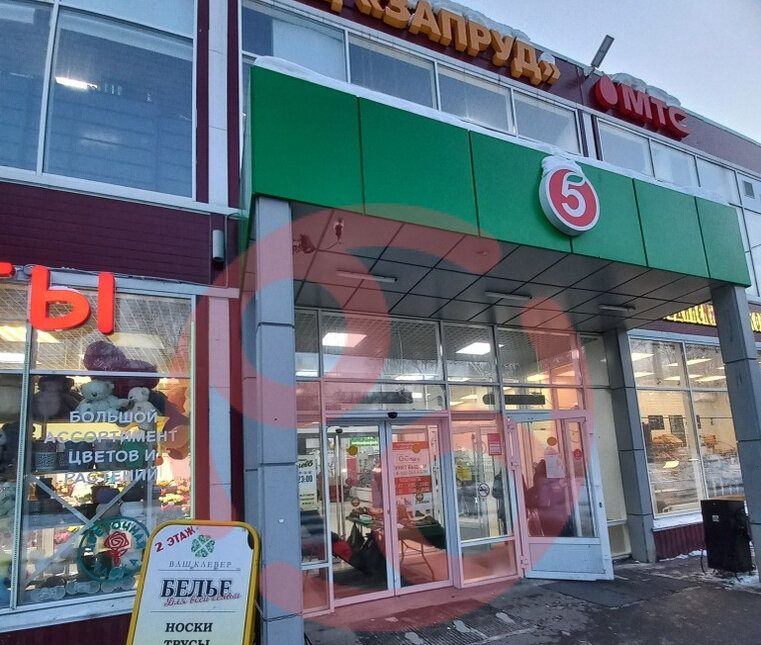    Женщина сделала фотографию снаружи, чтобы было понятно, что это действительно ТЦ «Запруд»