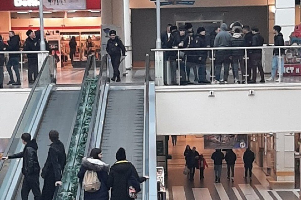     Полиция пресекает массовые драки в торговых центрах.  предоставлено очевидцем