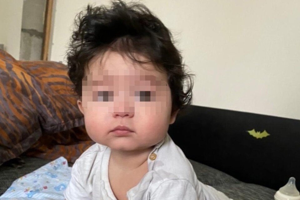     Рожденный суррогатной мамой в Красноярске малыш ждет решения своей судьбы в детдоме. Фото: архив семьи.