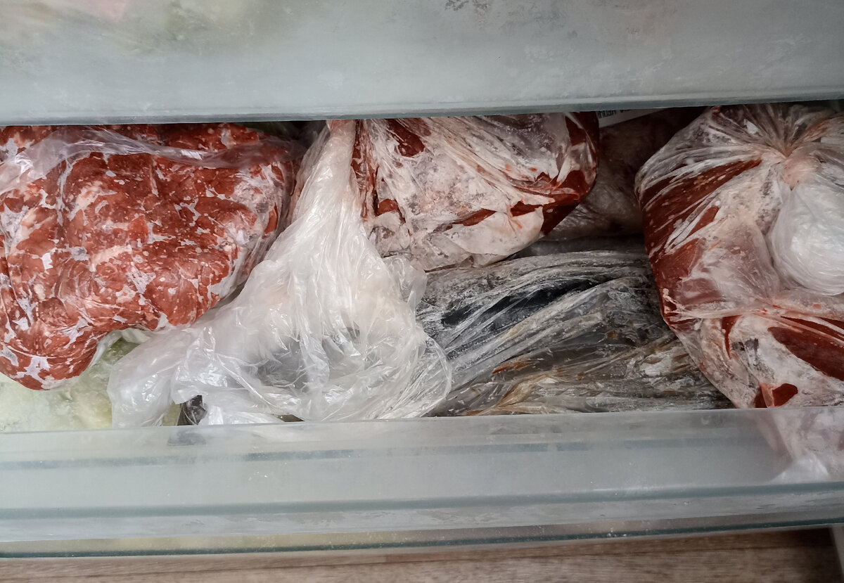 Говядина, печень, рыба, кальмары, грибы. 