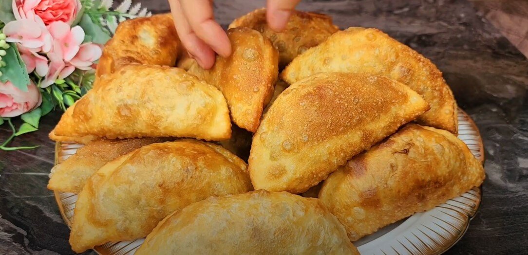 Чебуреки на подсолнечном масле. Чебуреки на подсолнечном масле. Чебуреки. Тесто для чебуреков на минералке. Готовка чебуреков.