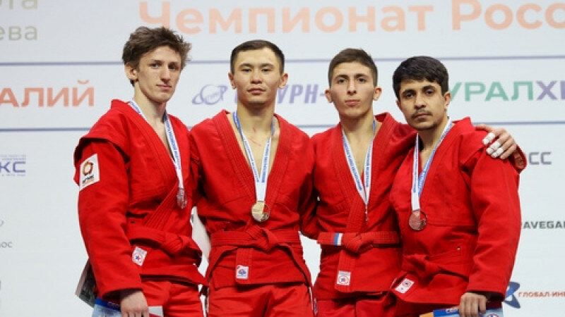     Нурсултан Садуакасов с соперниками. barnaul.org