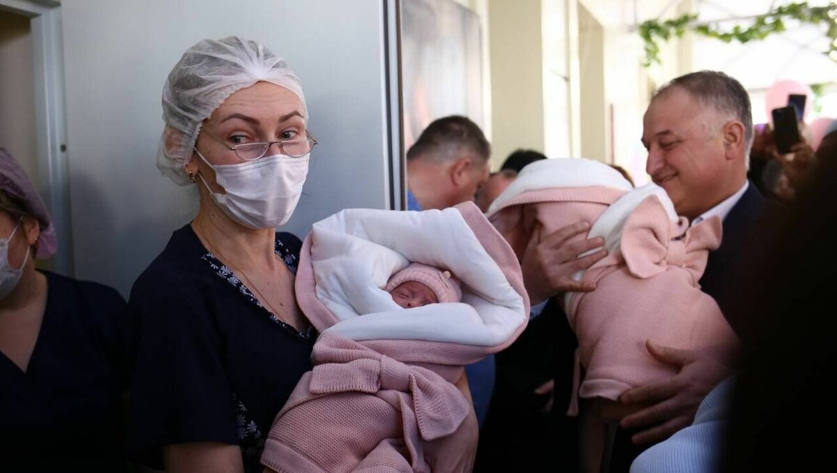     В Ростове сообщили о рождении первой в 2023 году тройни, об этом сообщил сити-менеджер Алексей Логвиненко в своем Telegram-канале.