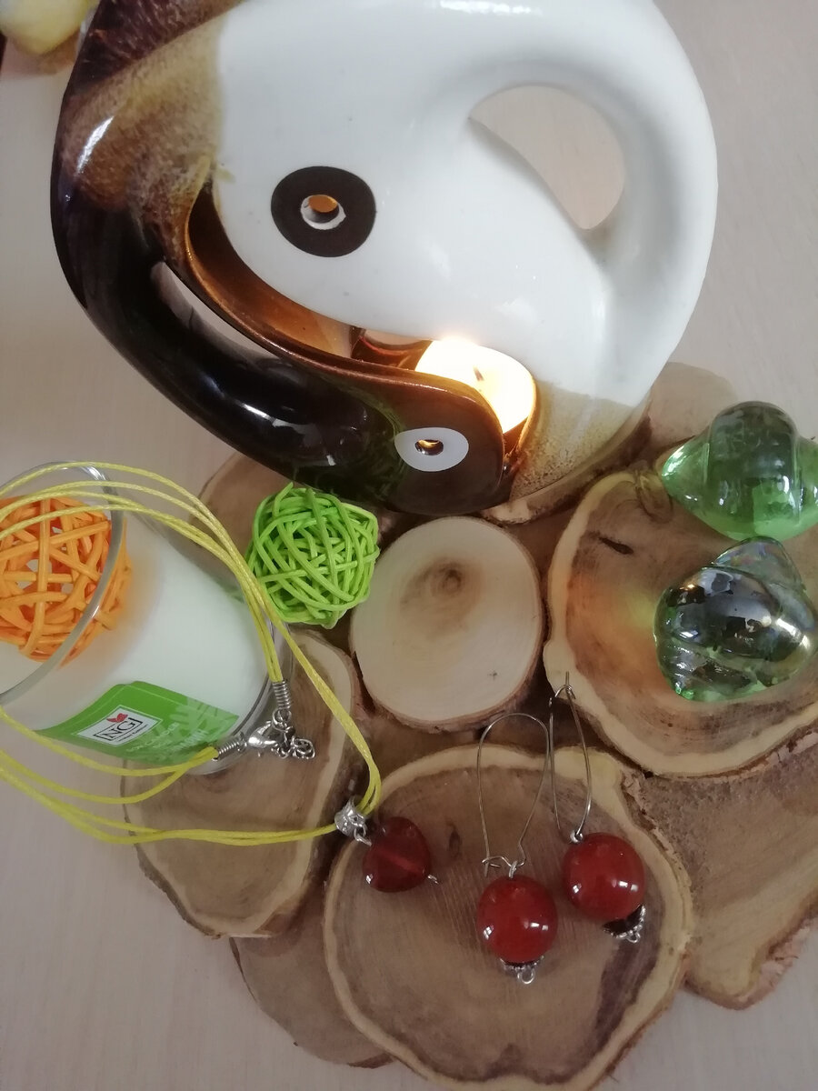 У древних славян сердолик был не менее популярен, чем у других народов. На Руси из него изготавливали не только обычные украшения, но и предметы религиозного культа. Наши предки наделяли камень волшебными свойствами и верили, что его сила защитит их от напастей и тревог. Одинокие девушки носили сердоликовые изделия, чтобы быстрее встретить свою вторую половинку. Замужние женщины использовали минерал для сохранения любви, уважения и взаимопонимания в семье. 