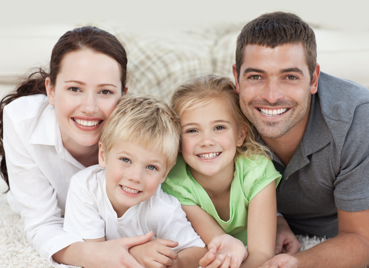 A happy family. Семья улыбается. Счастливая семья улыбается. Красивая улыбка семья. Счастливая семья из 4 человек.